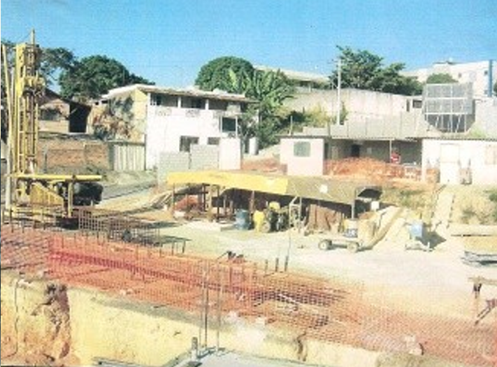 Maquinário de perfuração no canteiro de obras